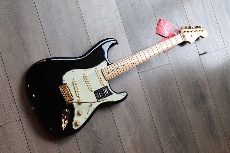FENDER "Limited Edition Player Stratocaster, Maple Fingerboard, Black with Gold Hardware" 3, 77 KG image 1