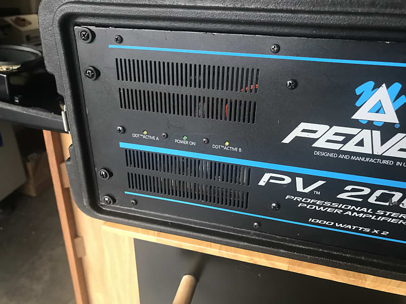 Peavey PV 2000 - Black 1000 Watt per channel stereo amp (bridgable), with  SKB carry case