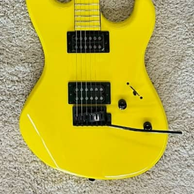 ギター l Zone Dean CZONE YEL Flourescent Yellow 80s Style Double Cutaway