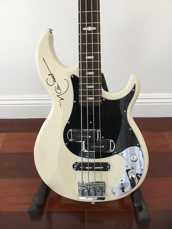 【訳アリ】Yamaha bb1024x ホワイト DISC Yamaha BB1024X Bass Guitar, Vintage White at Gear4music