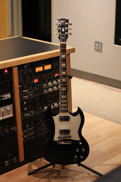 Gibson sg deals black and white