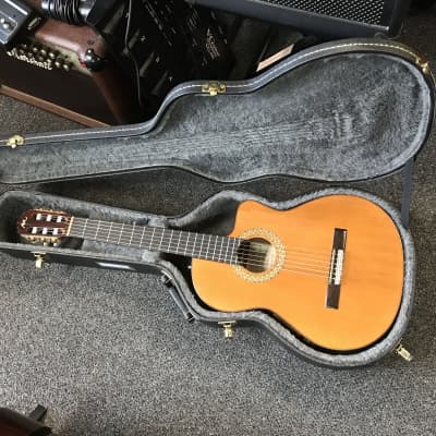 Manuel Rodriguez Model B Cutaway classical guitar made in Madrid in very good condition with beautiful vintage hard case made in Canada image 2