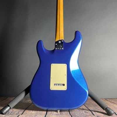 Fender American Ultra Stratocaster, Maple Fingerboard- Cobra Blue (US21021721) image 10