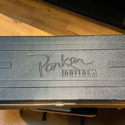 Parker Fly Deluxe - Black - with Case image 21