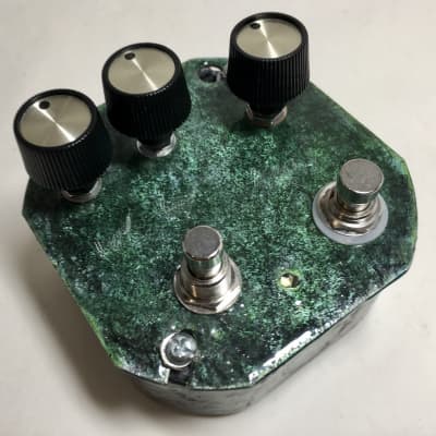 Speebtone DELUXE Bastard Son of Harmonic Jerk-u-Lator Fuzz/Distortion with Voltage Starve, Fat Boost, Feedback/Oscillation, and Momentary On/Off Stutter 2023 - Green Man of the Woods Gloss image 5