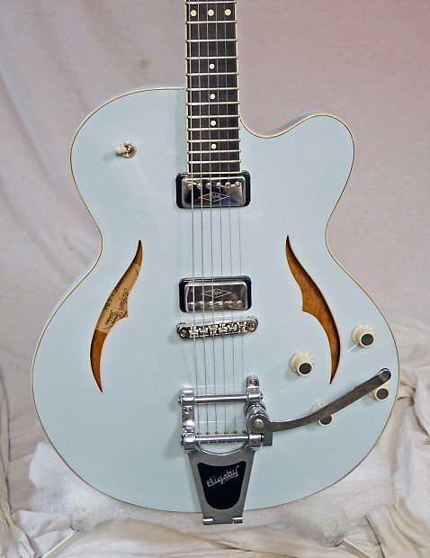 Hofner German Made HVS-CLBLO Verythin Single Cutaway Electric Guitar, Light  Blue