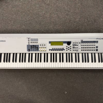 Yamaha MO 8 Production Synthesizer 2000s - Gray
