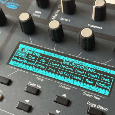 Dave Smith Instruments Tempest 6-Voice Drum Machine 2011 wirh original packaging and y splitter cables - great condition