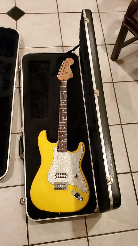Fender  Tom Delonge signature series Stratocaster with Hardshell case 2002 Graffiti Yellow image 1