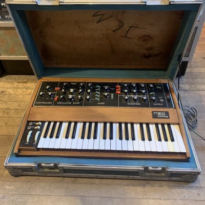 Moog Minimoog Model D 44-Key Monophonic Synthesizer 1971 - 1982 - Black / Wood