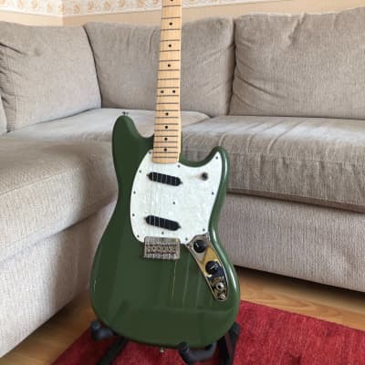 Fender Offset Series Mustang with Maple Fretboard 2017 - 2019 - Olive image 3