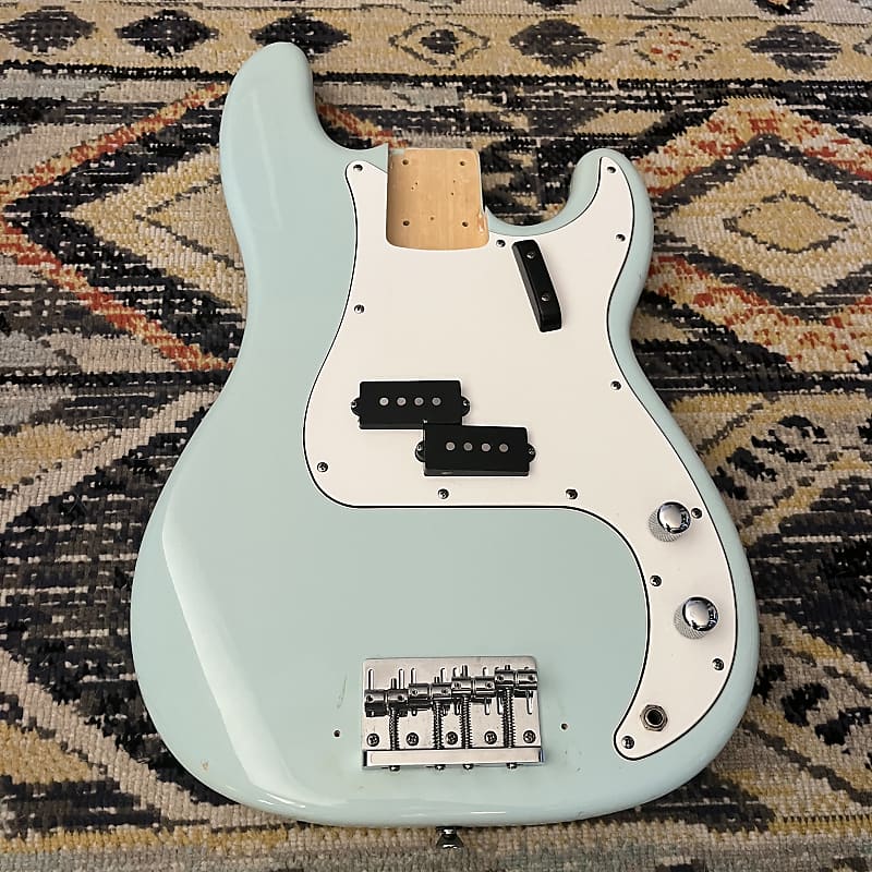 Squier Classic Vibe '60s Jaguar Silver Sparkle w/Matching