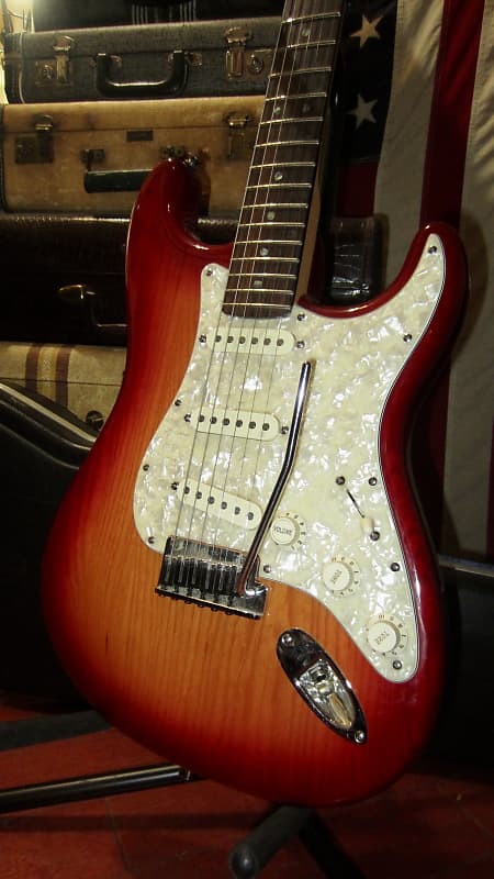 Pre-Owned 2005 American Deluxe Stratocaster Sienna Sunburst w/ Original Case image 1