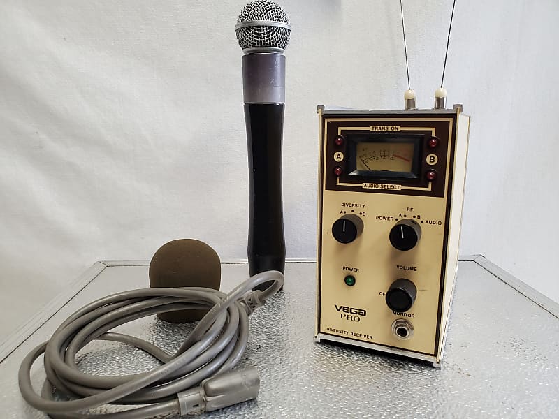 Vega Pro Model 63 Vintage Diversity Receiver & Handheld Vocal Microphone  #1196 Good Working Cond -