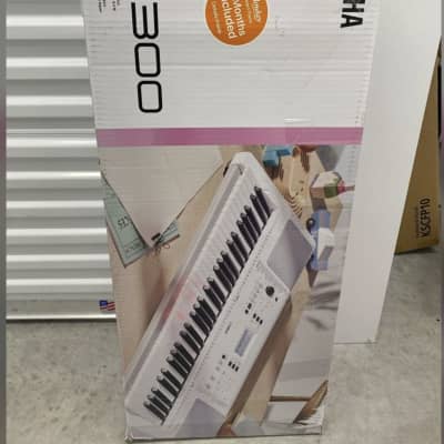 Yamaha EZ-300 61-Key Portable Keyboard Piano with Light-Up Keys 2020 - Present - Silver