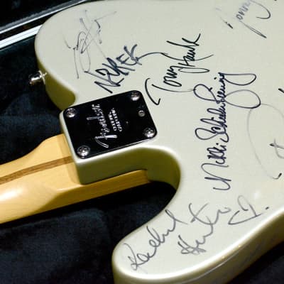 Immagine Fender USA Telecaster Red Hot Chili Peppers Signed RARE / Certificate of Authenticity - 11
