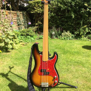 Fretless maple neck outlet