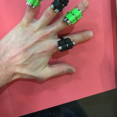 Finger weights store for guitar