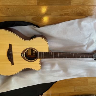 Auditorium Cutaway Acoustic-Electric