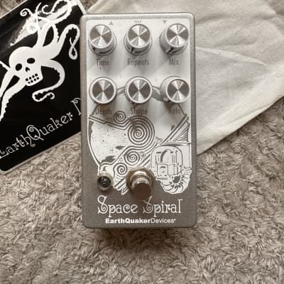 EarthQuaker Devices Space Spiral Modulated Delay Device V2 2019 - 2021 - Silver / White Print for sale
