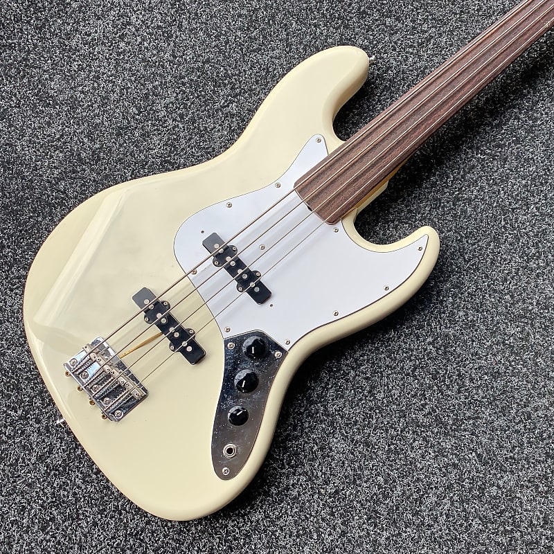 Fender Jazz Bass Fretless Crafted In Japan 1996/97 Olympic White. With Case