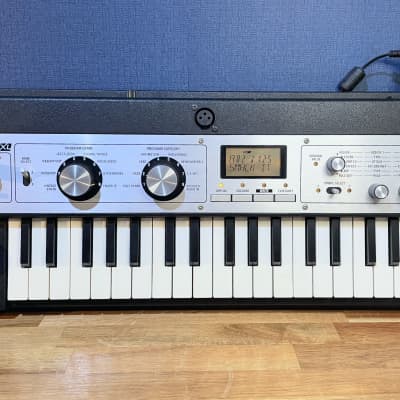 [Excelllent] Korg MicroKORG XL 37-Key Synthesizer/Vocoder - Black