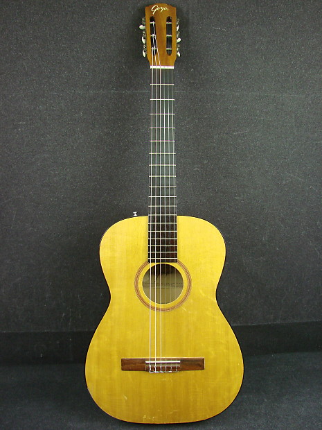 Goya g 10 classical clearance guitar