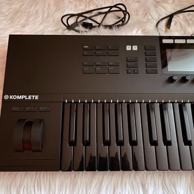 Komplete Kontrol S49 Mk2　Black Edition L53304000000000-01-2000x2000.jpg