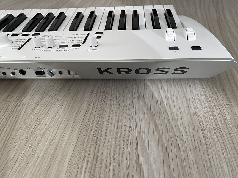 Korg KROSS 2 61-MB 61-Key Synthesizer Workstation Pure White