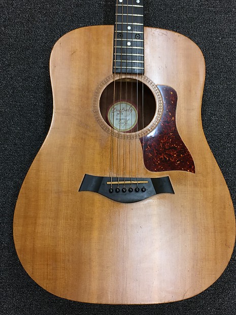 Amazon.com: Taylor Big Baby Taylor BBTe - Natural Sitka