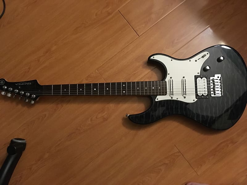 Yamaha Pacifica 212 VFM with Dimarzio Cruiser pickups (Andy