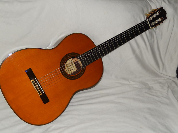 MADE IN LATE 1970s - GREAT YAMAHA C300 - CLASSICAL GUITAR IN MINT(Y)  CONDITION