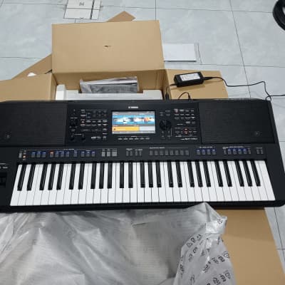 Yamaha PSR-SX720 61-Key Arranger Workstation 2024