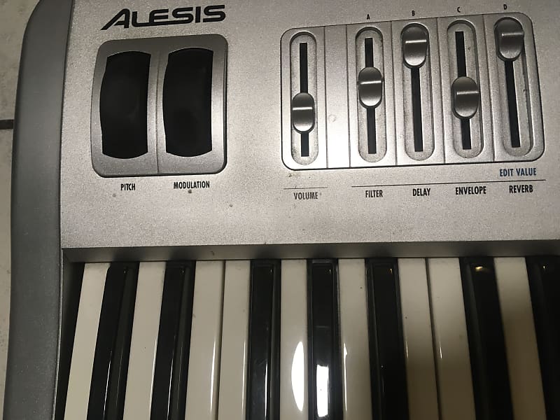 Alesis QS6.2 61-Key Synthesizer – eastside music supply