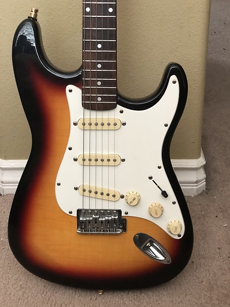 Squier by Fender ストラトキャスター アルダーボディ Amazon | Fender Deluxeシリーズ ストラトキャスターボディ