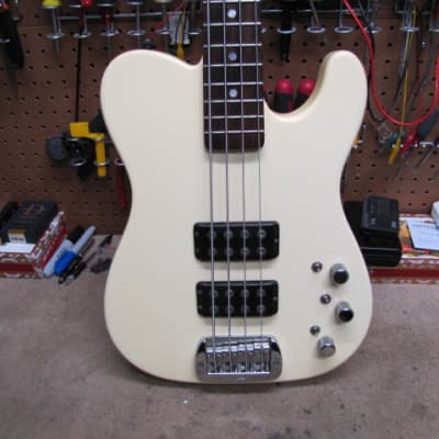 G&L ASAT Bass 2010 - Olympic White - USA Model for sale