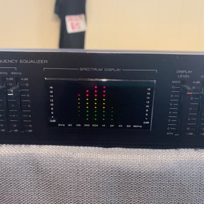 Realistic 31-2020a Graphic Equalizer with Spectrum Analyzer image 3