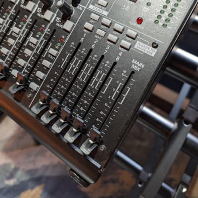 Mackie 1642VLZ4 16-Channel Mic / Line Mixer image 7