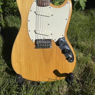 1973 Fender Musicmaster in Natural- Professional set up- Fender hard shell case image 6
