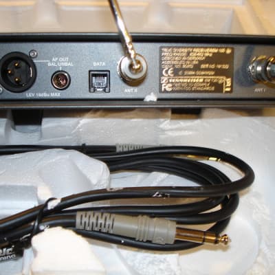 Sennheiser Wireless Audio Mic System Battery Power 600Mhz both hand held & lapel image 14
