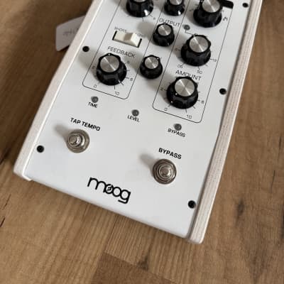 ギター Moog MOOGERFOOGER MF-104M White Moog MF-104M Limited Edition Analog Delay | Reverb