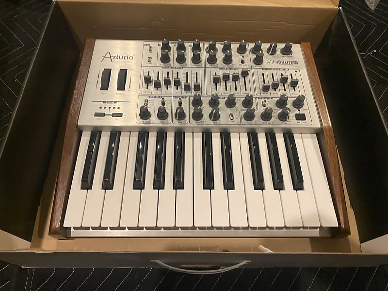 【ジャンク】Arturia MINIBRUTE アナログシンセサイザー Arturia「MiniBrute V」生々しいアナログ感はそのままにモノから