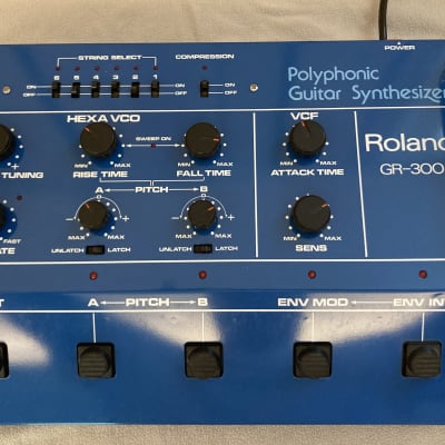 Roland GR300 Guitar Synthesizer in original box, with cover as new !!