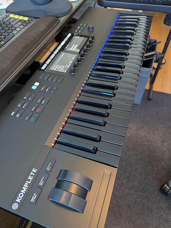 Komplete Kontrol S49 Mk2　Black Edition L53304000000000-00-600x600.jpg