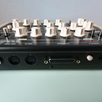 Vermona Mono Lancet - Black with wooden side panels and dust cover image 5