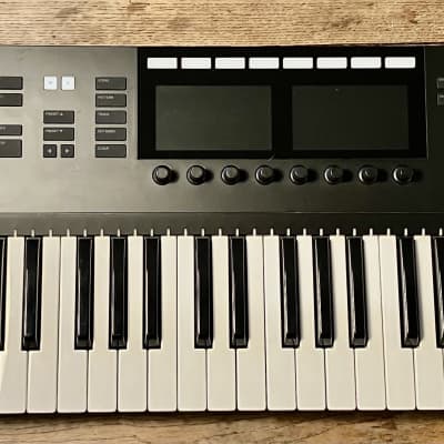Native Instruments Komplete Kontrol S61 Mk2 2010s - Black image 1