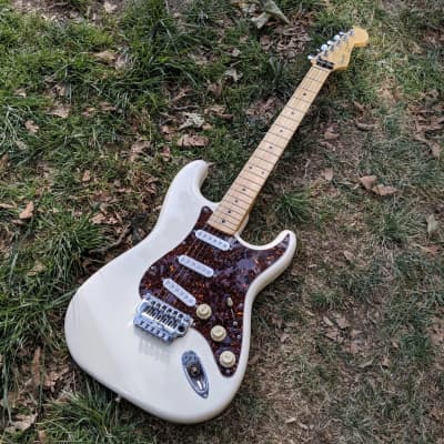 Squier Stratocaster Made in Japan locking  Tremolo 1980s  White image 3