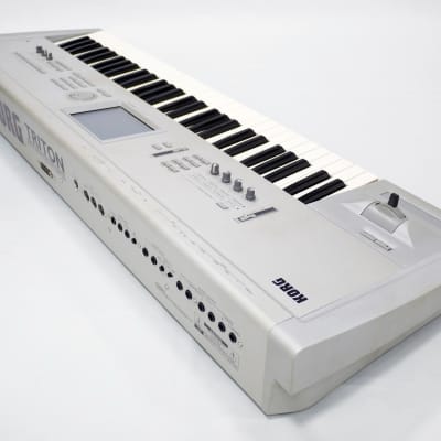 KORG Triton 61 (32MB Memory, SCSI drive, Floppy disk x2, Hardcase)