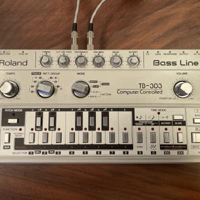 Roland TB-303   w/ Sequentix MIDI