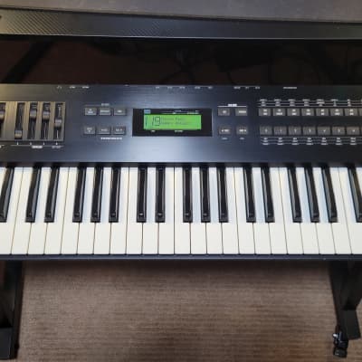 Alesis QS6.1 Keyboard Synthesizer in mint condition with Extras